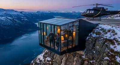 The Discreet Geometry of Luxury Journeys